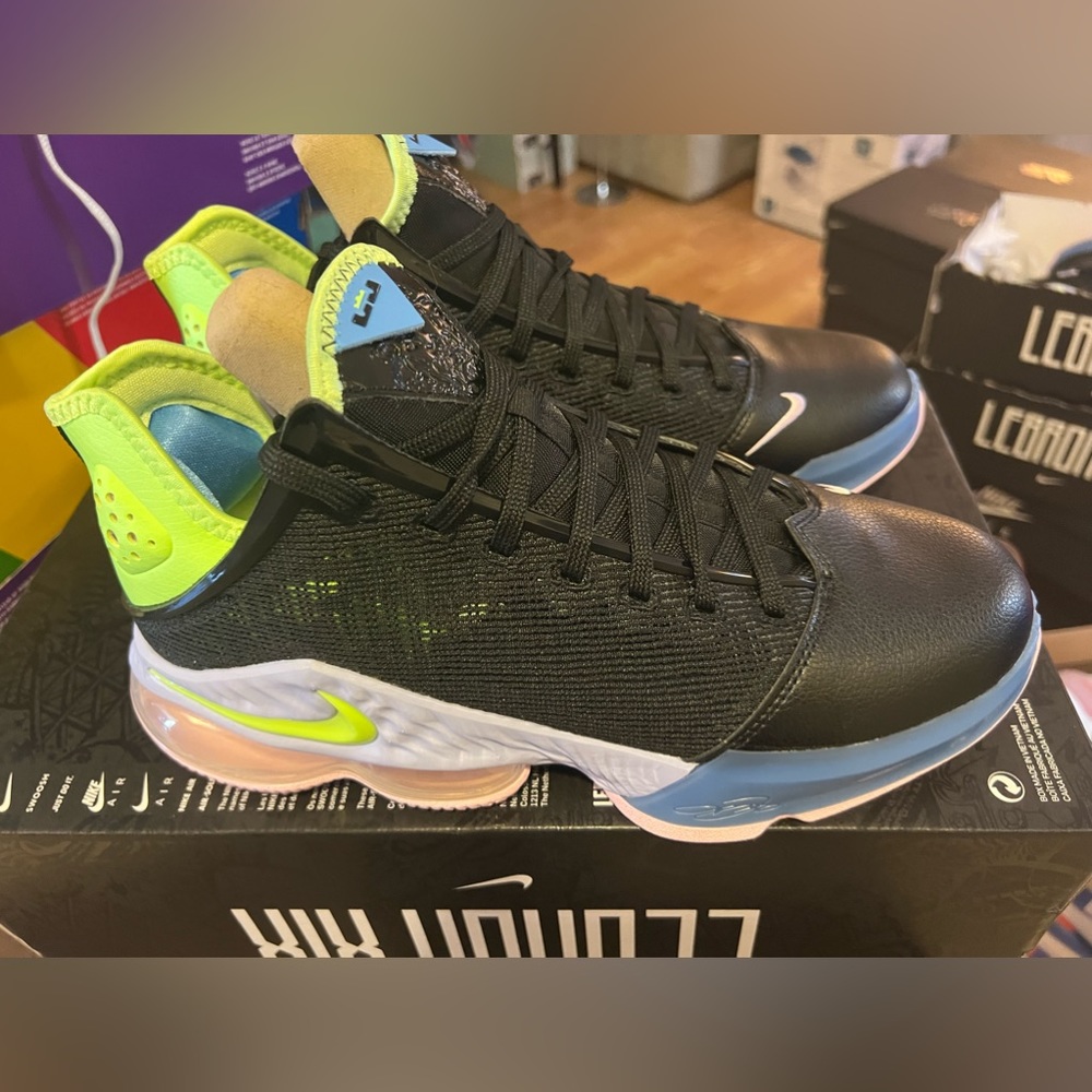 Lebron 19 Low React New Half Box Size 9.5 Color B… - image 1